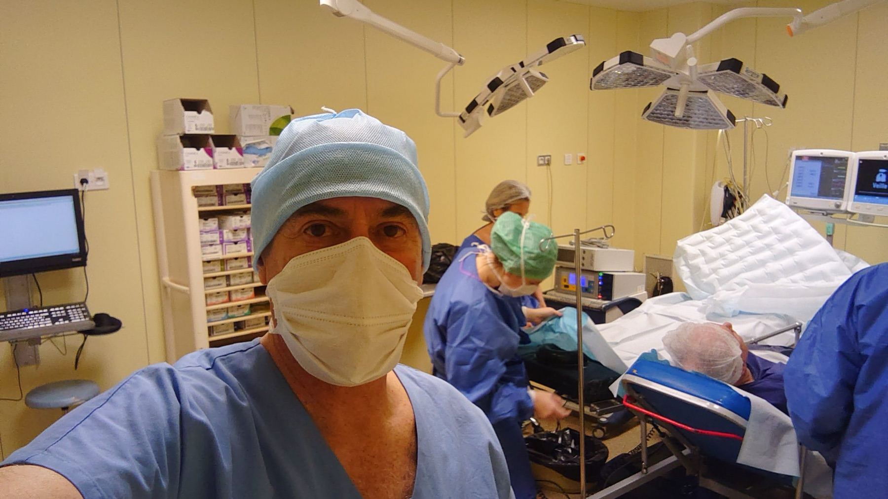 Dr Knipper in the operating room of the Clinique du Trocadéro